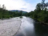 Río Nalón a su paso por Caces, en la senda verde de Oviedo.
