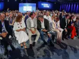 El líder del PP, Alberto Núñez Feijóo (c) conversa con el expresidente, José María Aznar (3i) durante el XXI Congreso Nacional del PP, este viernes en el recinto ferial Ifema de Madrid.