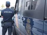11/07/2025 Agente de Policía Nacional junto a furgón policial en València SOCIEDAD JEFATURA