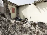 LAS PALMAS DE GRAN CANARIA (ESPAÑA), 16/07/2025.- La Policía Nacional ha detenido esta madrugada a un joven acusado de provocar quemaduras muy graves con material combustible a una menor de 17 años en una vivienda del barrio de La Isleta de Las Palmas de Gran Canaria. En la imagen, el inmueble donde sucedieron los hechos. EFE/Quique Curbelo
